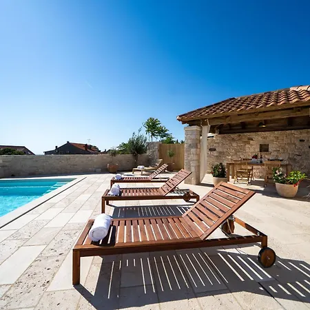 Heritage Island Escape - Casa Bola- Boutique Retreat Villa Donji Humac