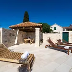 Heritage Island Escape - Casa Bola- Boutique Retreat וילה