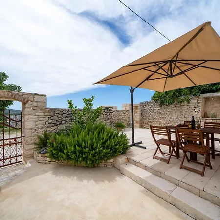 Heritage Island Escape - Casa Bola- Boutique Retreat וילה
