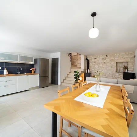 Heritage Island Escape - Casa Bola- Boutique Retreat Vila Donji Humac